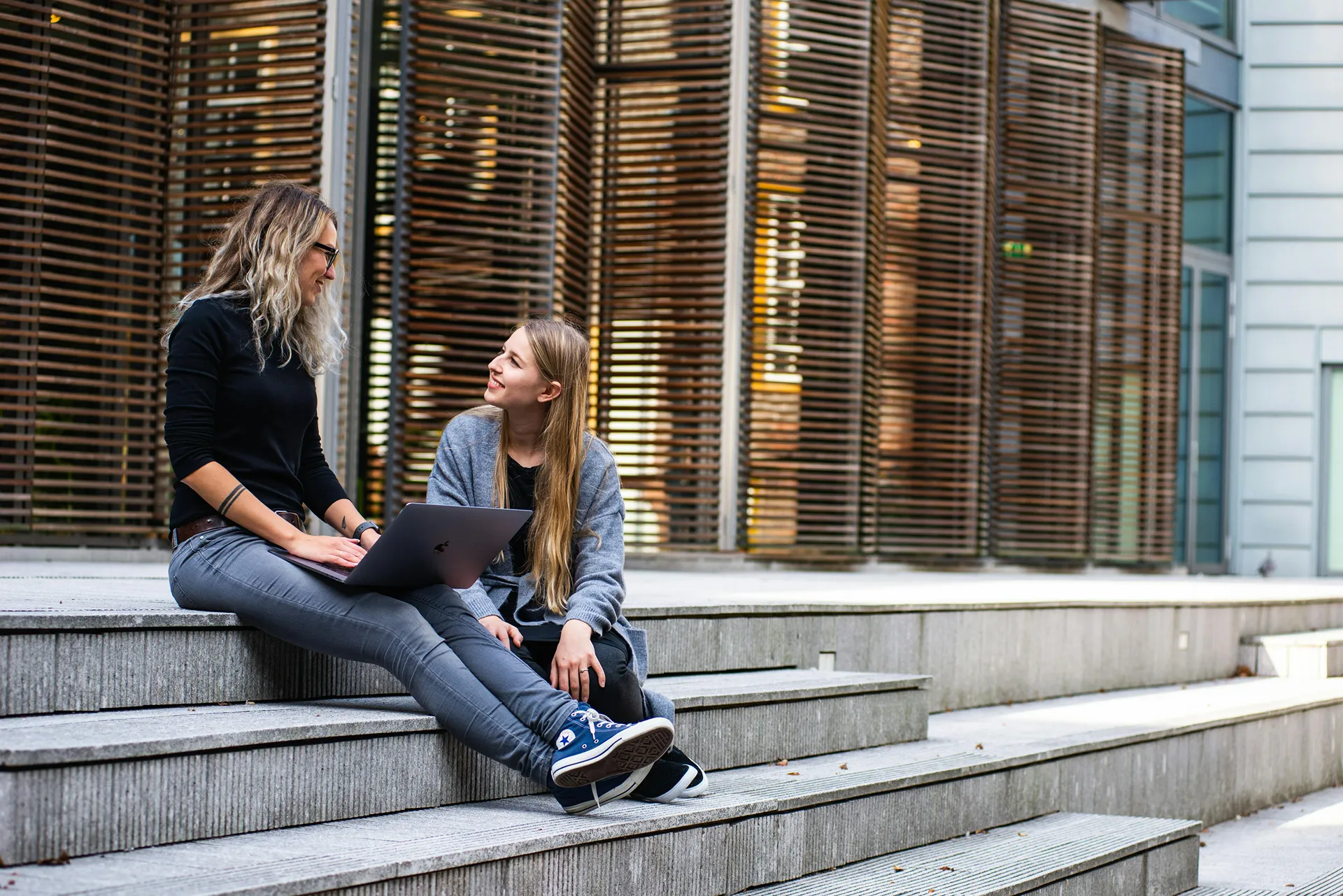 pexels buro millennial 1438084